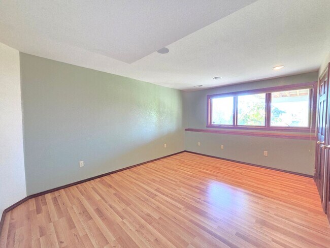 Building Photo - $3,800 - 5 Bed / 4 Baths Stunning Northwood Home with Views