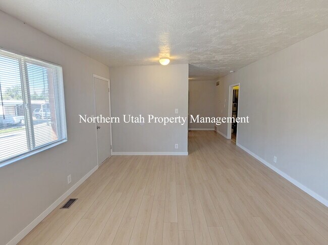 Building Photo - 2 bed 1 bath duplex
