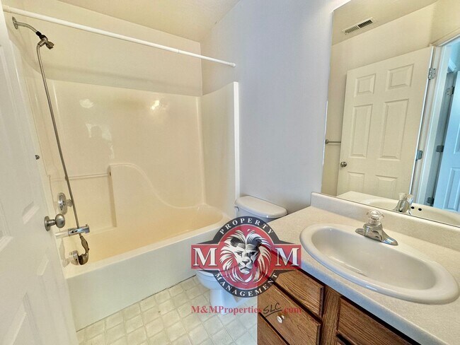 Building Photo - Great 2 Bd 2.5 Bath Townhome in Sandy