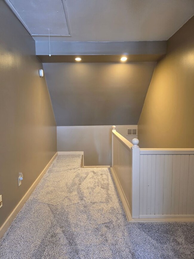 Building Photo - Small Town Home with Lots of Room