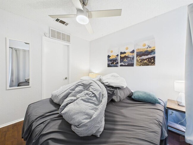 Building Photo - 806 W 24th St