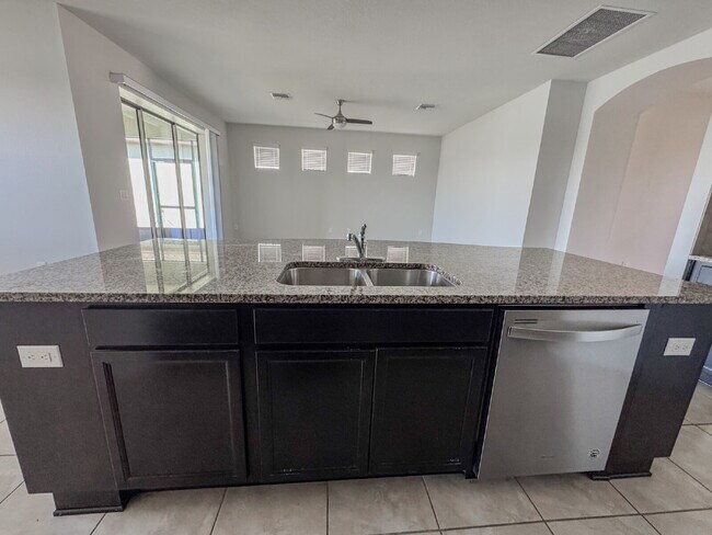 Building Photo - Gorgeous 4 bedroom 2 bath home in luxuriou...