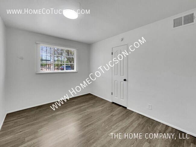 Building Photo - 2602 E Keswick Cir