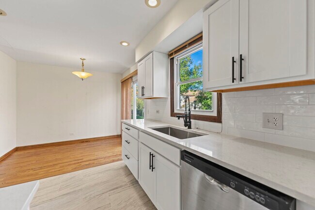 Building Photo - 62 E Fox Hill Dr