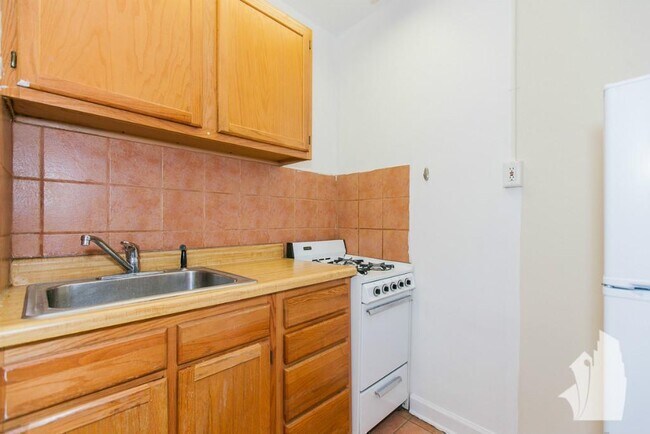 Building Photo - 506 W Belmont Ave
