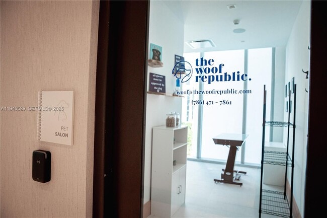 Building Photo - 700 NE 26th Terrace