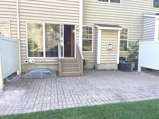 Building Photo - 890 Huntington Dr
