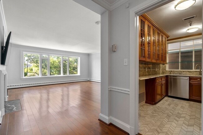 Building Photo - 275 Beacon St