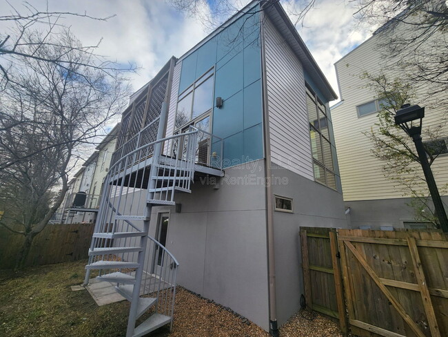 Building Photo - 1282 MacKintosh pknw