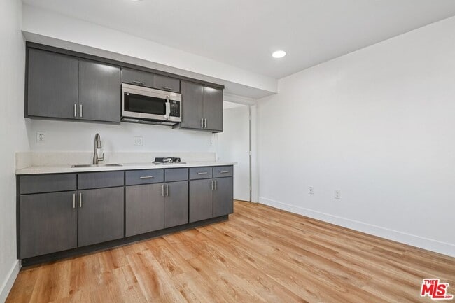 Building Photo - 219 E 87th St