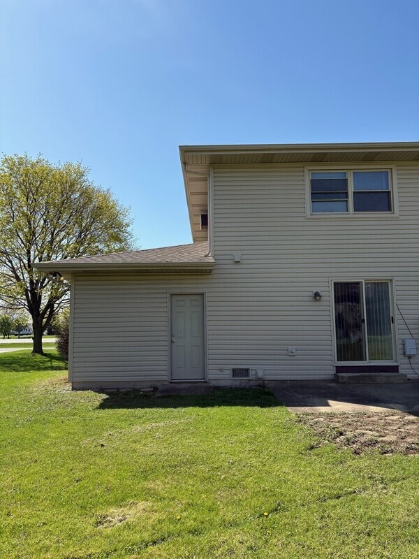 Building Photo - 724 Oakton Rd