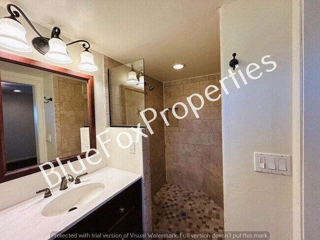 Building Photo - 3021 E Linden St