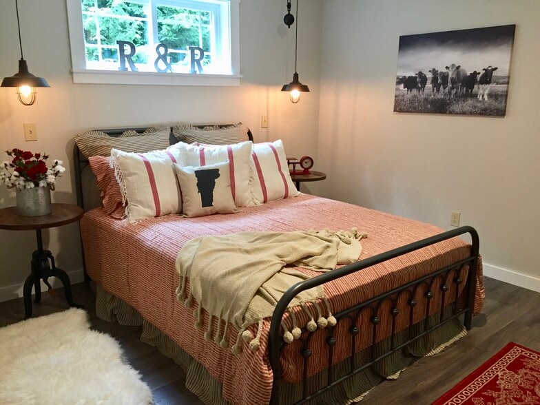 bedroom with pulley pendants - 3819 VT-44