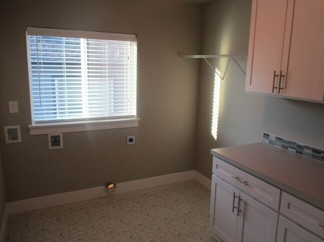 Building Photo - 4 Bedroom 2.5 Bathroom Harbor Hills Home