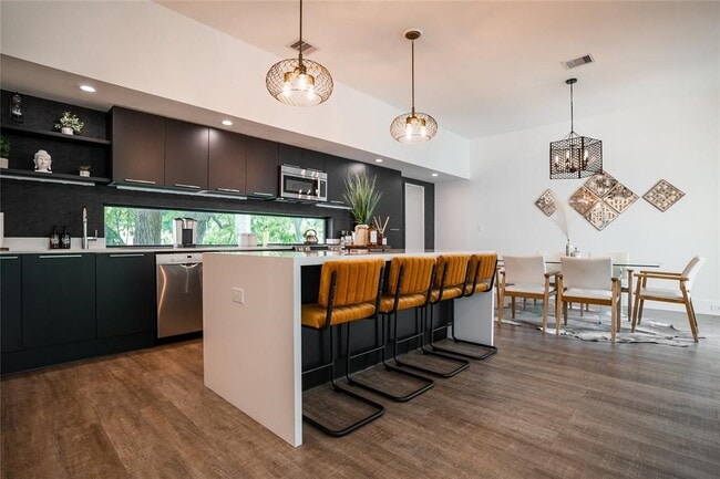 Building Photo - 2212 Francis St