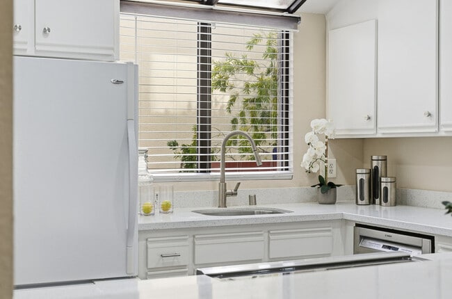 Building Photo - 153 California Ave