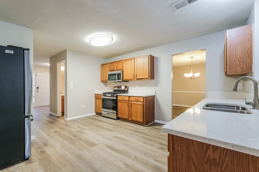 Building Photo - 146 Edison Dr
