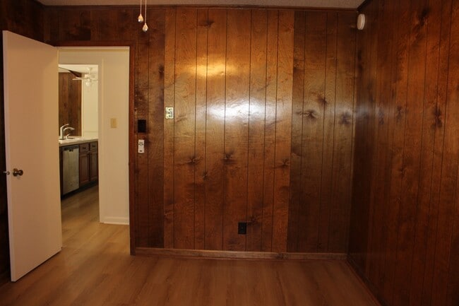 Building Photo - 113 Lake Dr