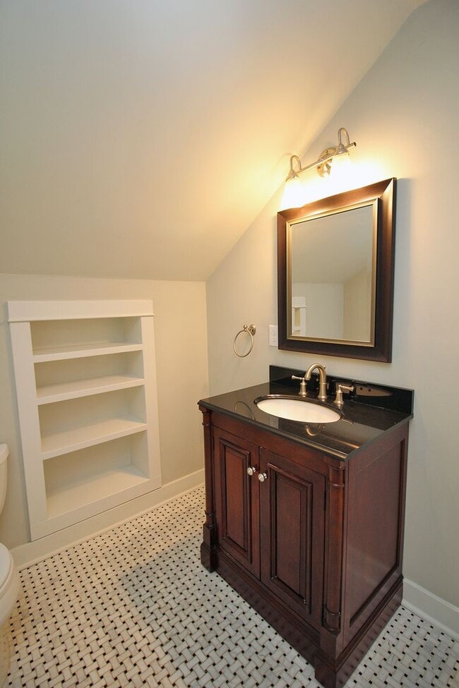 Building Photo - Beautifully Updated 5 Bedroom/3.5 Bath Irvington Craftsman Bungalow!