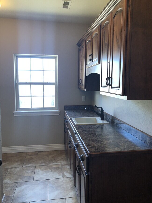 Building Photo - 4BR / 3Car garage / Fully fenced in backyard - Stunning property