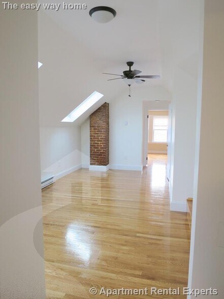 Building Photo - 1098 Fellsway