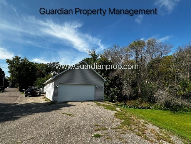 Building Photo - Orono Single Family Home, Large Garage, Sp...