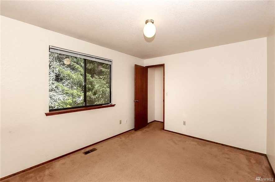 Spare Bedroom - 12623 Reservoir Rd E