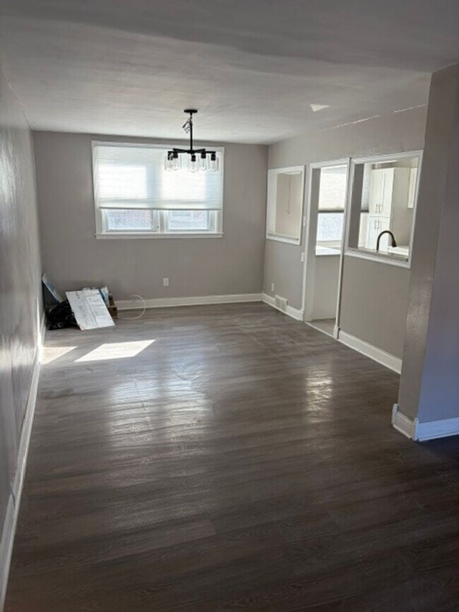 Building Photo - Gorgeous 3-Bedroom Townhome in Holmesburg! Available NOW!