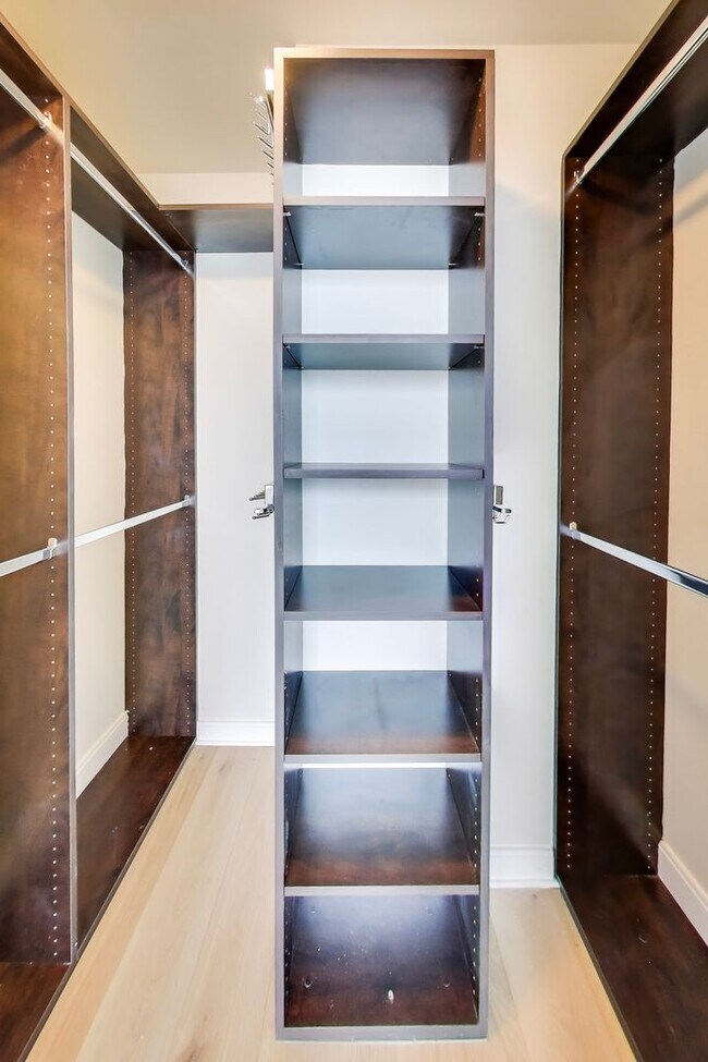 Building Photo - Luxury High-Rise Living | Stunning Bay Bridge Views from the 31st Floor