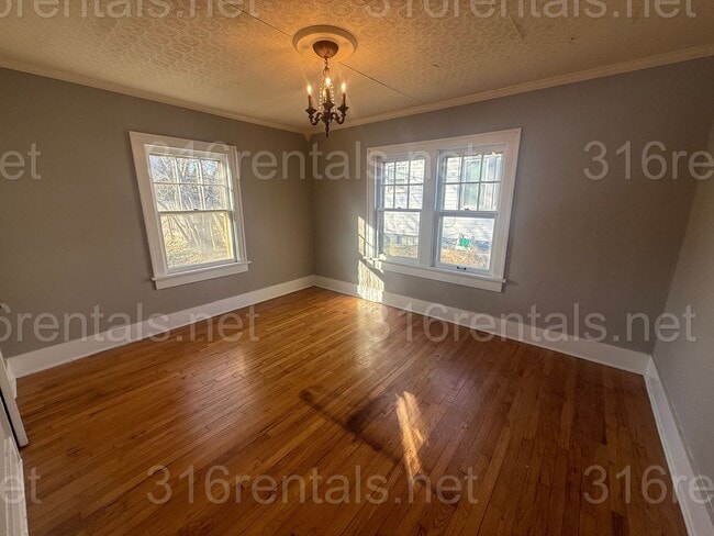 Building Photo - $1100 - 2 bedroom / 1 bathroom - Single Family Home