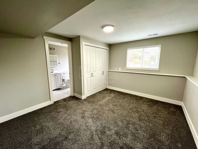 Building Photo - 2123 Fernwood Dr