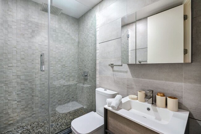 Building Photo - 244 E 75th St