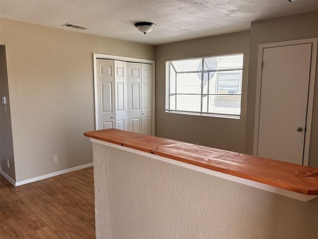 Building Photo - 9902 Roxanna Dr