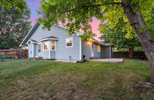 Building Photo - Stylish living in this modern 3 bed 2 bath...
