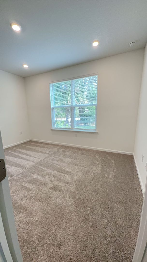 Building Photo - Luxury 3 Bedroom 2.5 Bath 2 car garage Townhome in the Gated Community of the Hammock