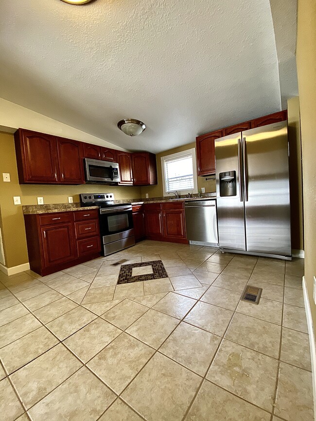 Building Photo - Rossen Retreat