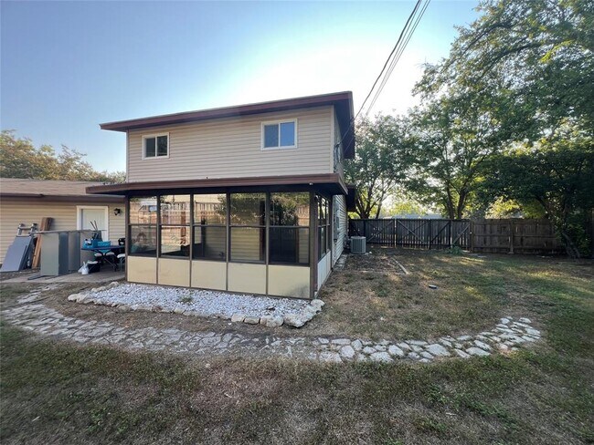 Building Photo - 8604 Brookfield Dr