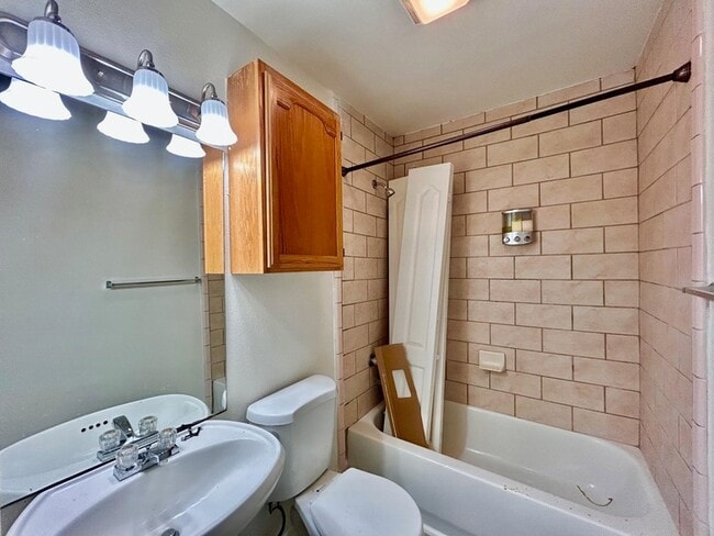 Building Photo - 1000 Ranchway Dr