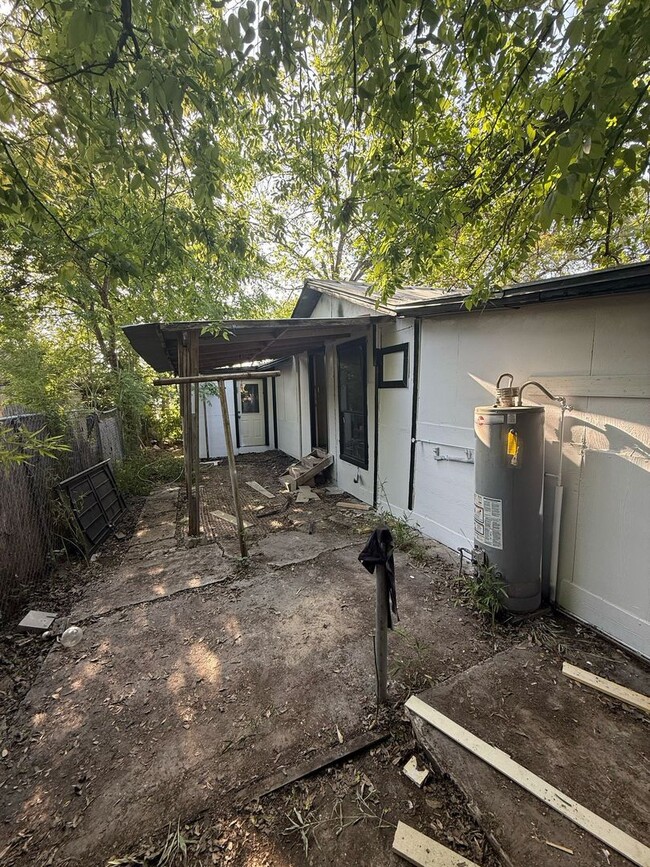 Building Photo - Section 8 Welcome – 4 Bed, 2 Bath Home Nea...