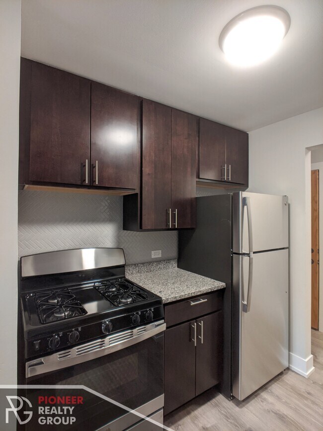 Building Photo - 530 W Surf St