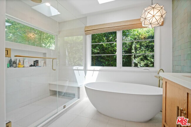 Building Photo - 215 S Medio Dr