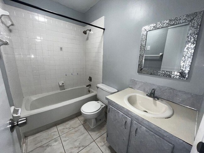 Building Photo - MOVE IN NOW!! 2ND FLOOR CORNER 2x2 UNIT WITH SCREENED IN PORCH!