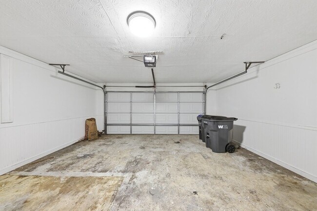 Building Photo - 310 Crescentview Ct