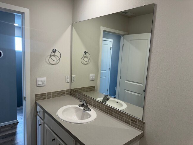 Building Photo - 4 bedroom 2.5 bathroom almost-new house in...