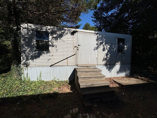 Building Photo - Two bedroom single wide on a private lot!