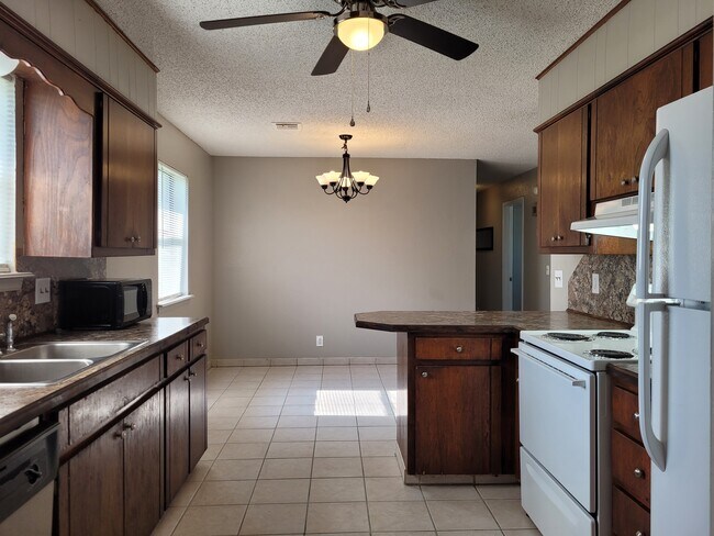 Building Photo - 1437 S Will Rogers Dr