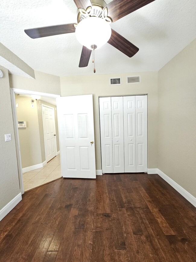 Building Photo - 1049 Golden Lakes Blvd