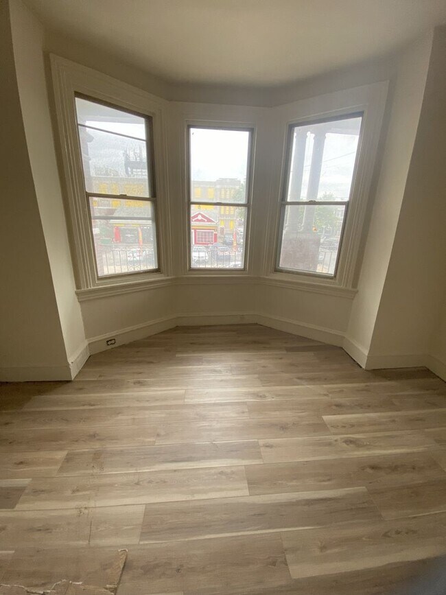 Building Photo - Come see this beauty today