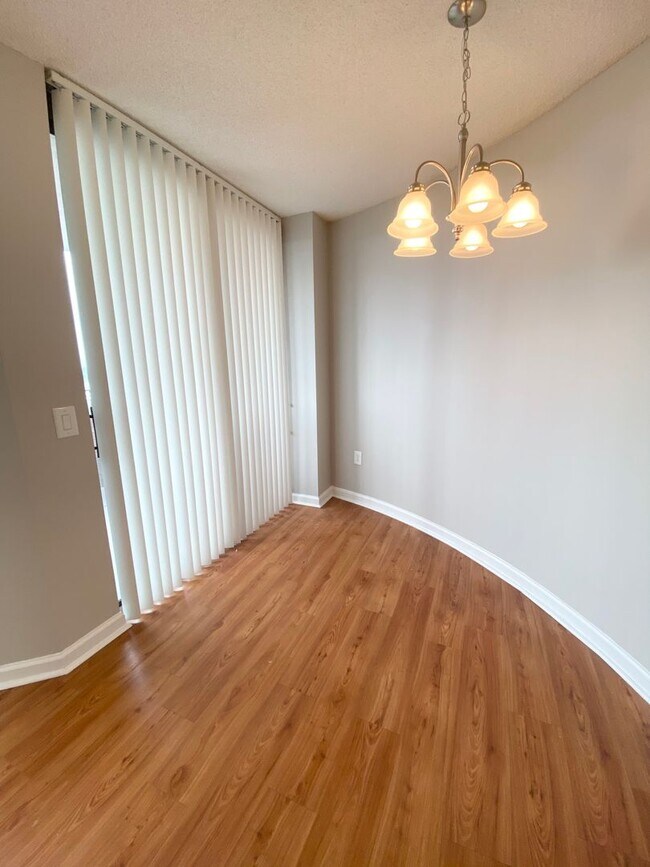 Building Photo - wh703