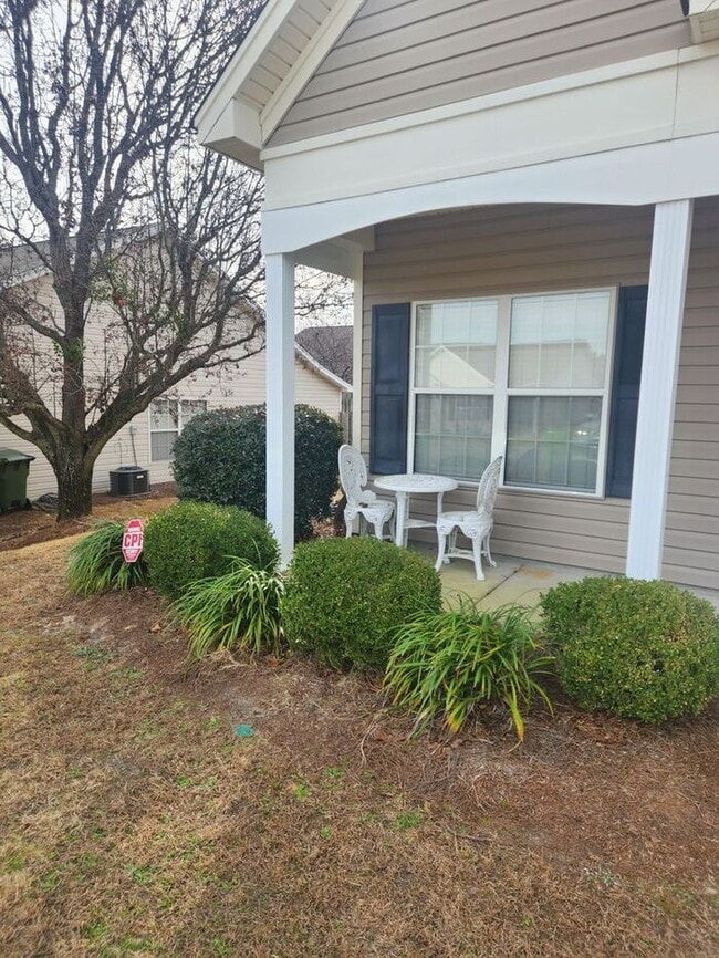 Building Photo - Lovely 2 Bedroom Bath